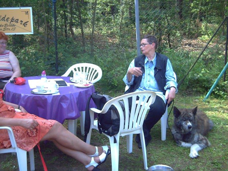 PICT0003.JPG - Akita-Treffen in Alt-Ruppin bei Familie Bethke, Juni 2006; Ulrike Levin-Levi mit Bosu