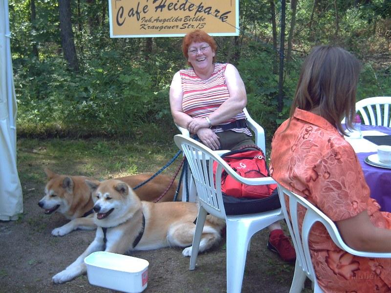 PICT0004.JPG - Akita-Treffen in Alt-Ruppin bei Familie Bethke, Juni 2006; hier Ingrid Schreiber mi Mashiko und Seira