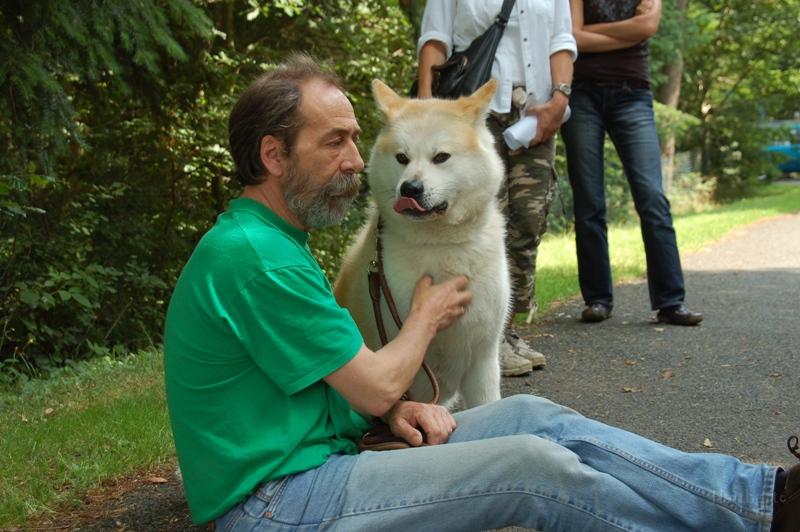 DSC_1091.JPG - Chikoo und Günther Bloch (Verhaltensforscher, Autor u. a. "Der Wolf im Hundepelz") - Chikoo beschwichtigt nach einem Abbruchsignal von Günther.
(fotografiert von Helga Drogies)